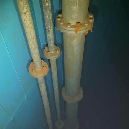 Sprinklertank-Inspektion: Stahltank, 15 Jahre – Rohrschellen Korrosion Bodensicht